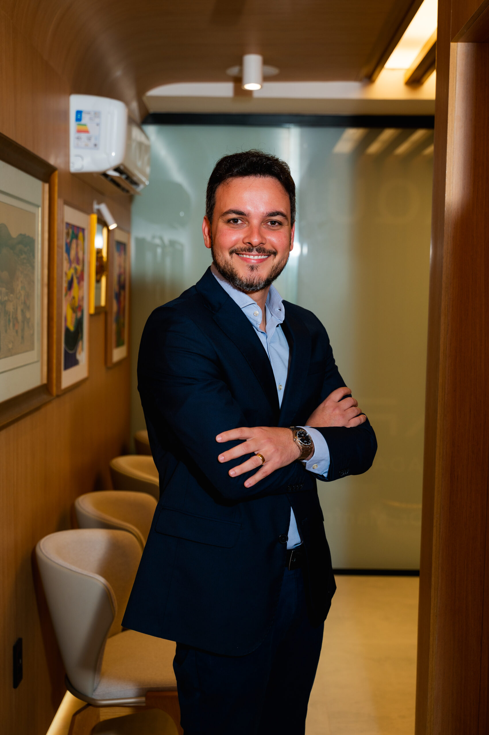 Dr. Manfryni Freitas, ortopedista e especialista em coluna